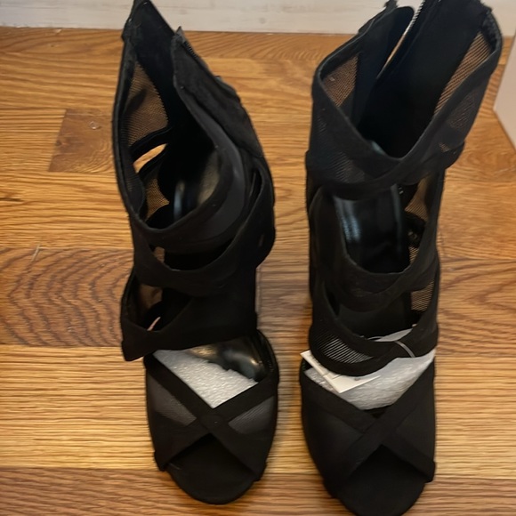 New in box. Women’s SHEIN shoes - Picture 5 of 7